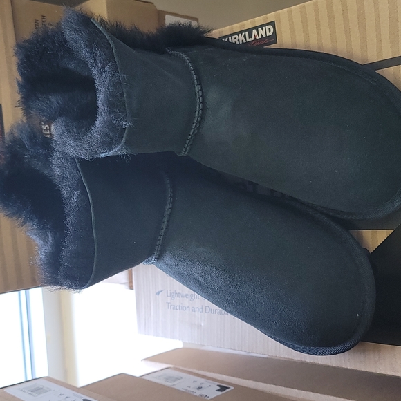 Kirkland signature Ladies Shearling short boot - Picture 2 of 6